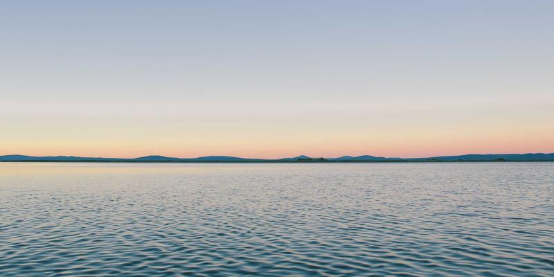 如何借鉴蒂娜168的蒸汽波美学，打造高级感女装搭配与社交媒体内容